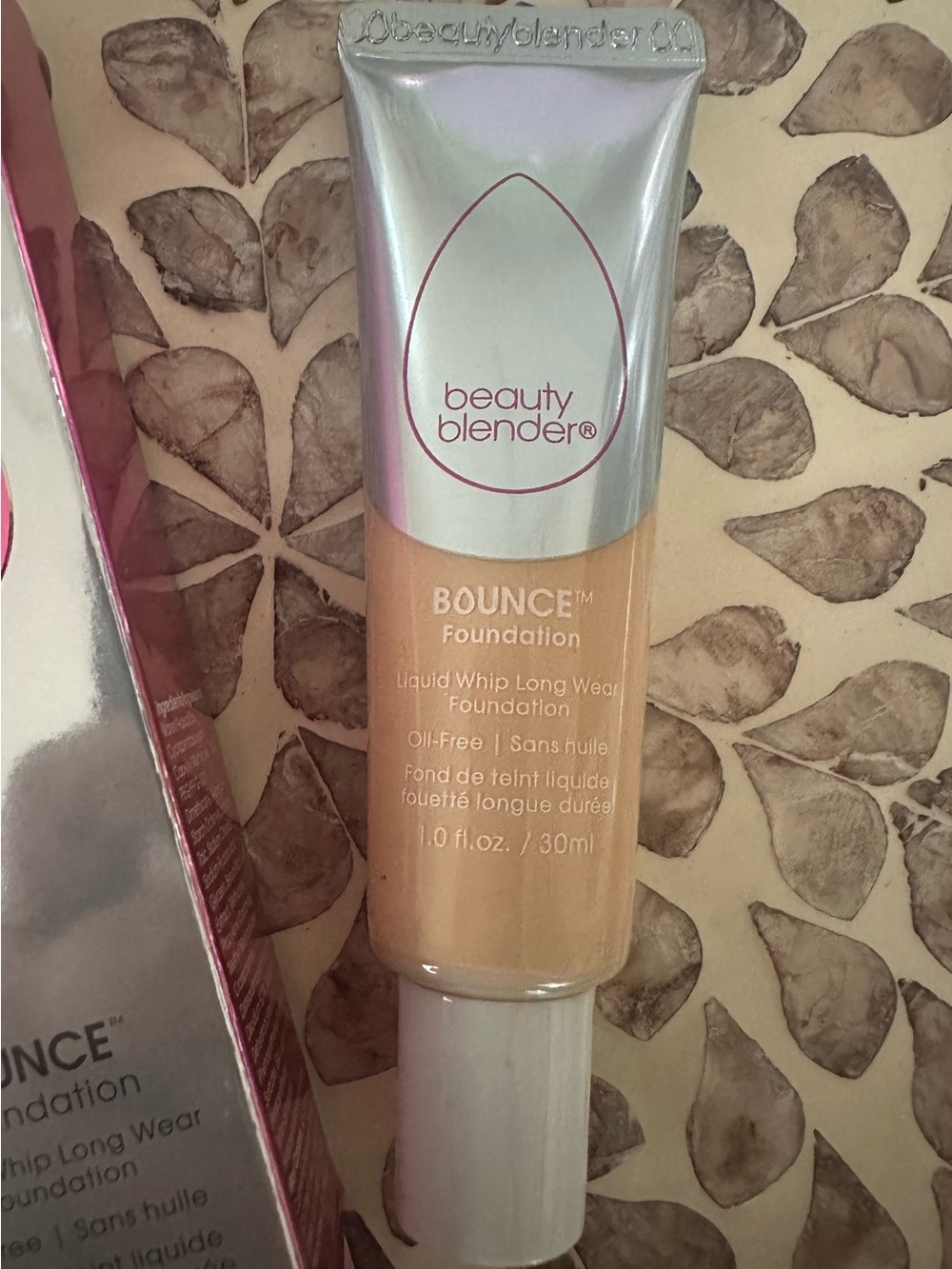 beautyblender BOUNCE Foundation 1.0 fl oz - Shade 3.20 W Medium Sand